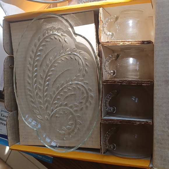 Vintage Federal Glass, "Homestead" also known as "Hospitality" Snack Set. - Picture 2 of 3